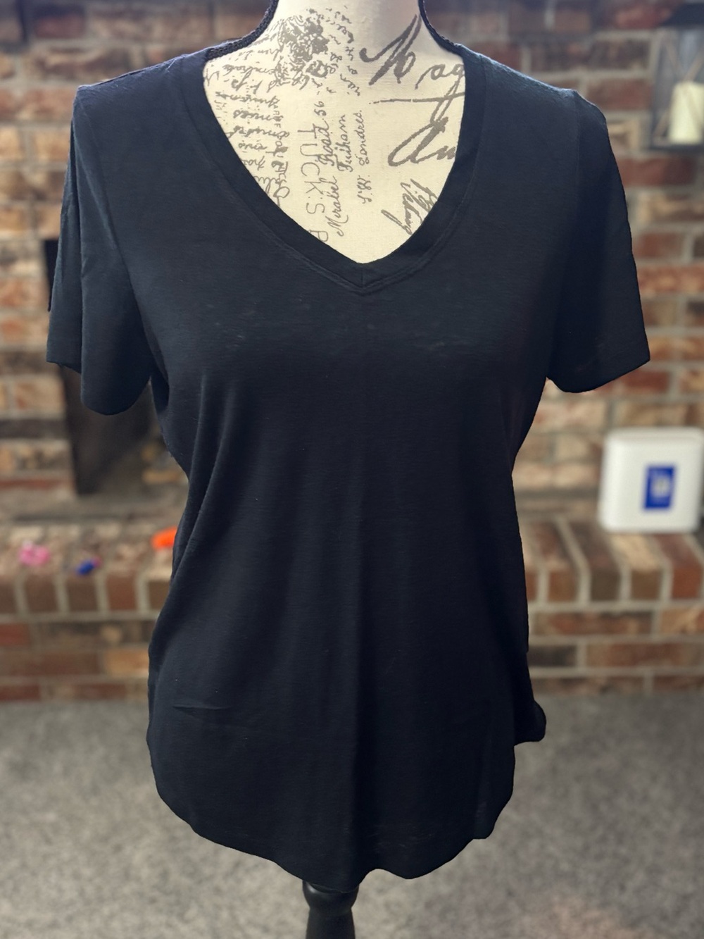 GAP Women's Black V-Neck Short Sleeve Tee